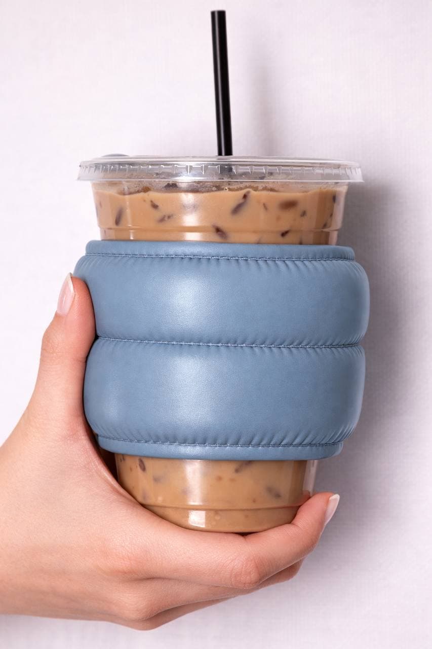 hügg sleeve in fjord on coffee cup