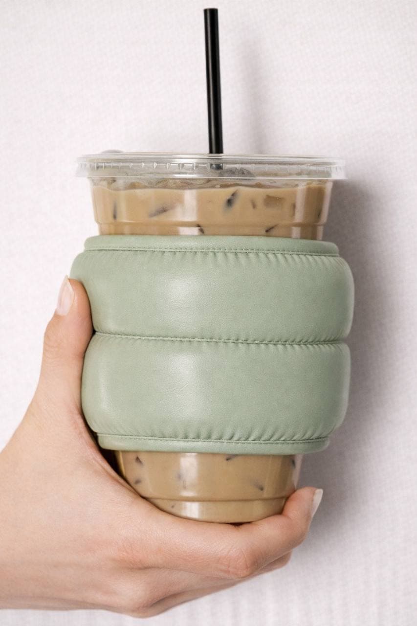 hügg sleeve in sage on coffee cup